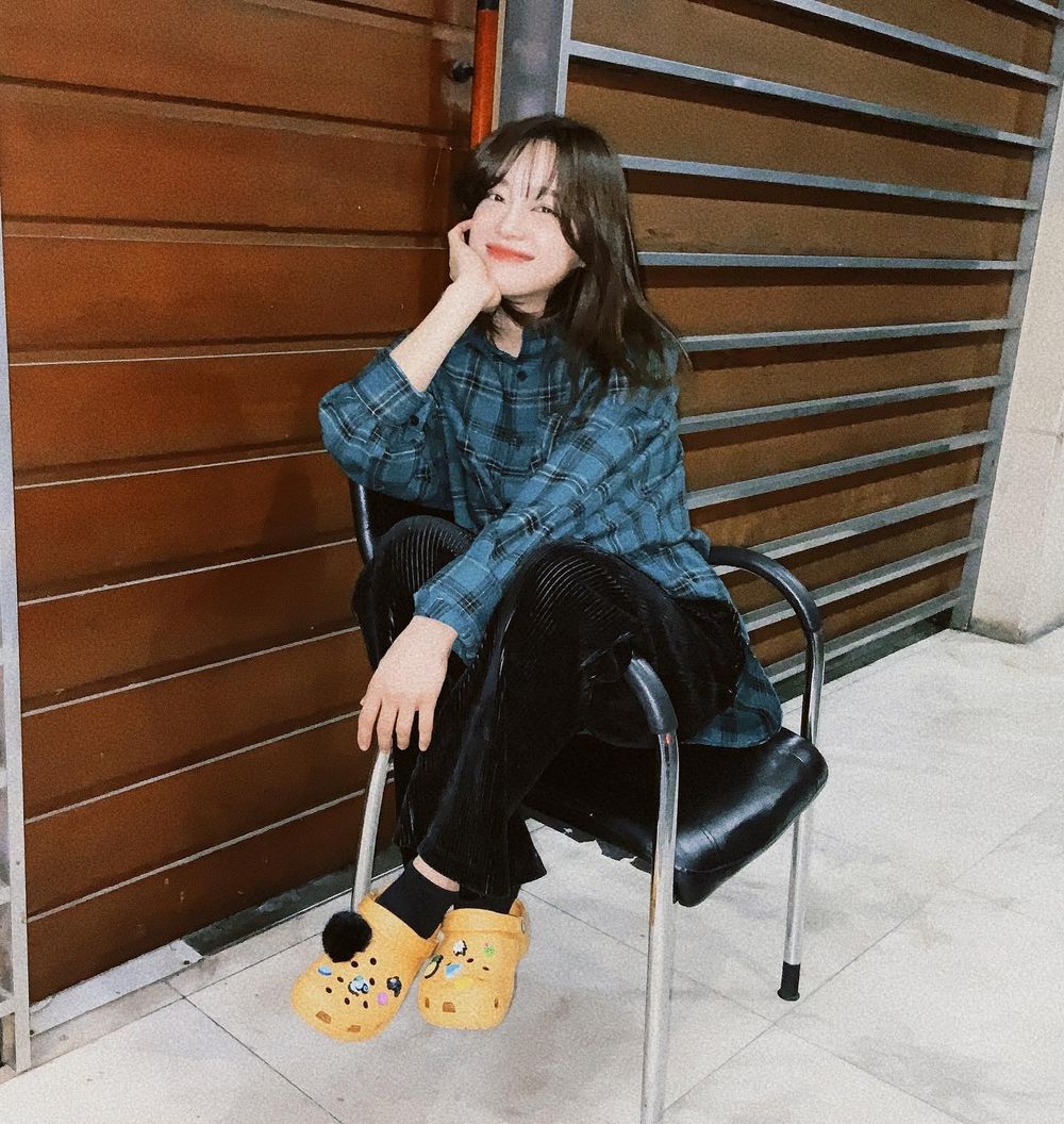 Crocs又紅回來了？！Jisoo、金惠奫、ILLIT韓星同款洞洞鞋、台灣都補貨囉！-3