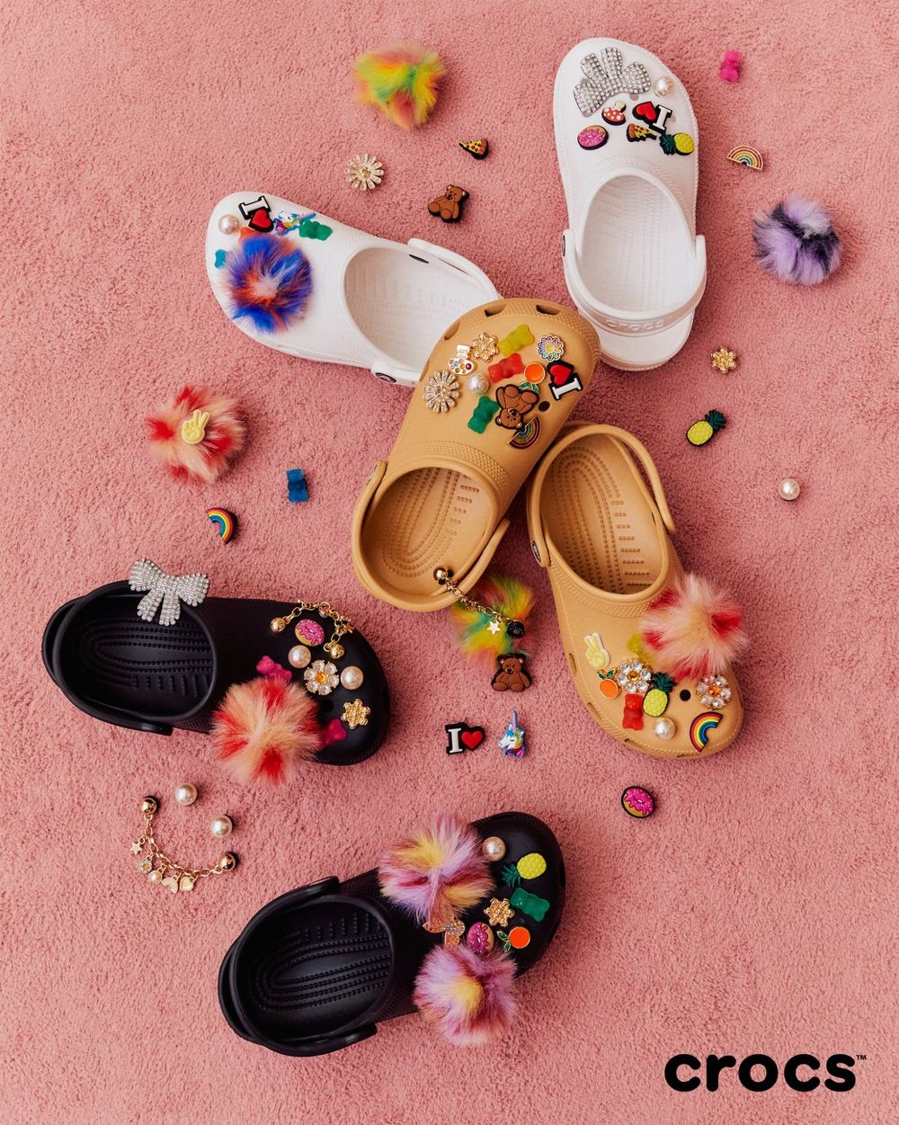 Crocs又紅回來了？！Jisoo、金惠奫、ILLIT韓星同款洞洞鞋、台灣都補貨囉！-7
