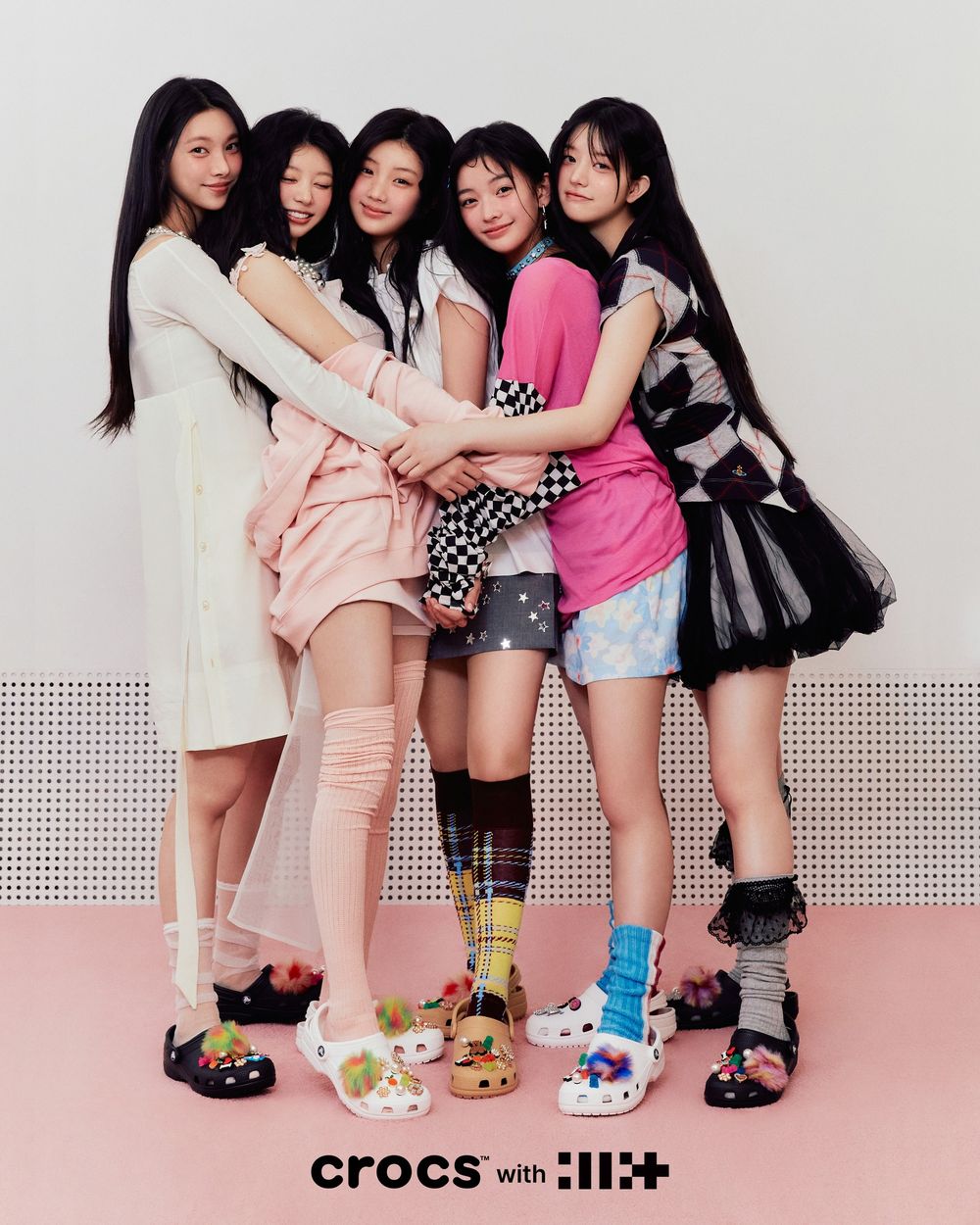 Crocs又紅回來了？！Jisoo、金惠奫、ILLIT韓星同款洞洞鞋、台灣都補貨囉！-8