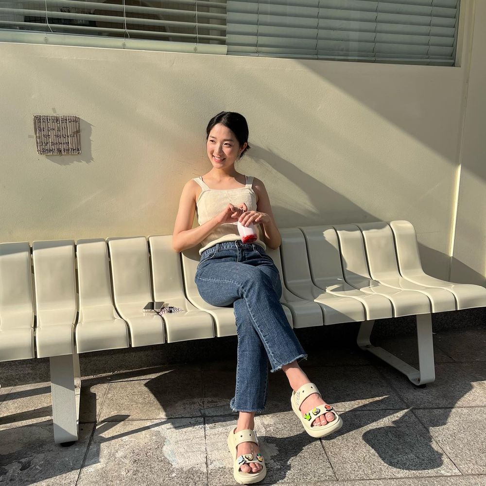 Crocs又紅回來了？！Jisoo、金惠奫、ILLIT韓星同款洞洞鞋、台灣都補貨囉！-9