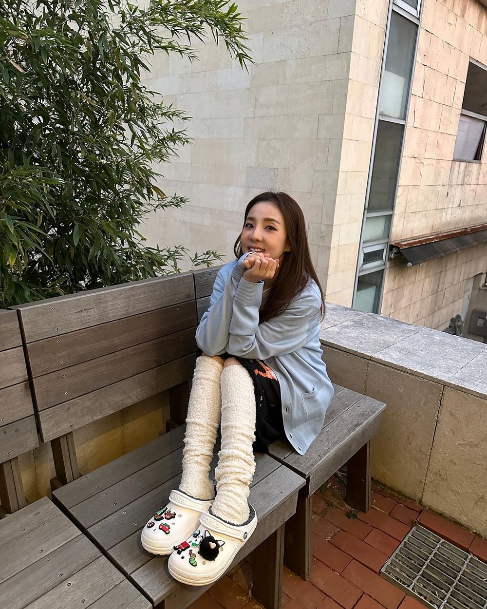 Crocs又紅回來了？！Jisoo、金惠奫、ILLIT韓星同款洞洞鞋、台灣都補貨囉！-11