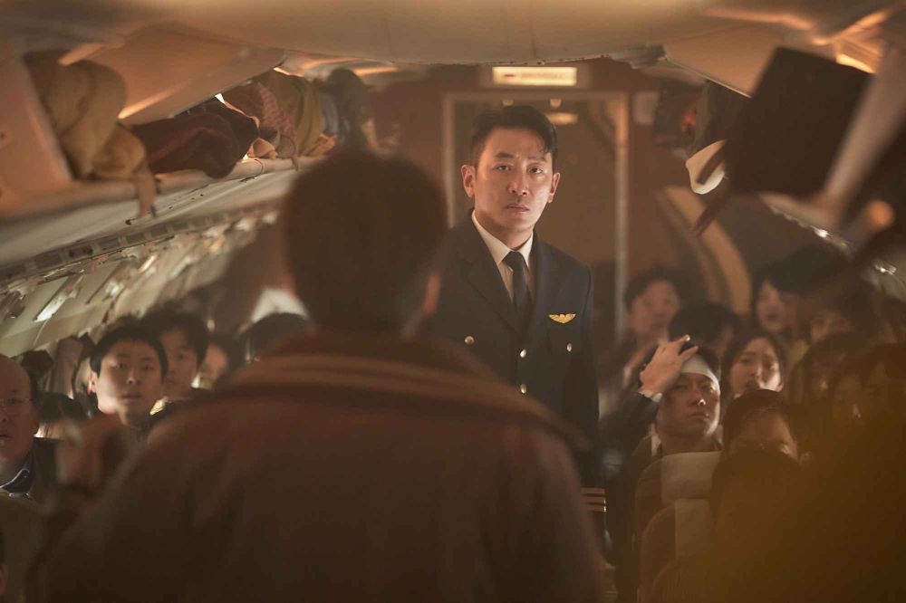 《亡命機劫》改編韓國真實劫機事件！影帝河正宇高空對決國民弟弟呂珍九，6/21韓國同步上映！-5
