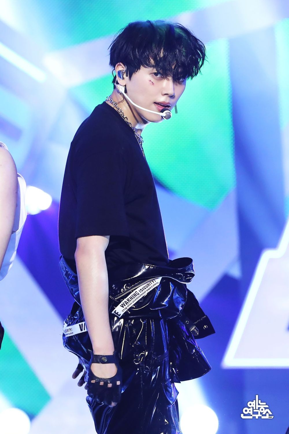 韓網評選6位音色特別的韓國男偶像！Felix「洞穴低音」一聽就上癮，然竣、Jimin柔和聲線太有魅力！-8