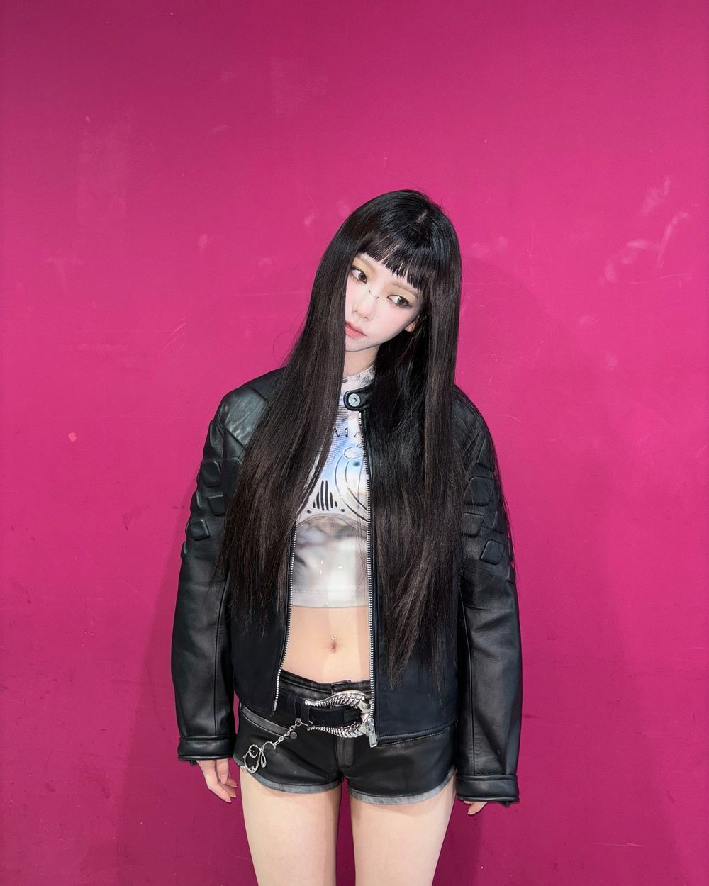 這身材我下輩子先預訂了！Karina不合理鉛筆腿女生都羨慕！腳上厚底Converse找到了！-14