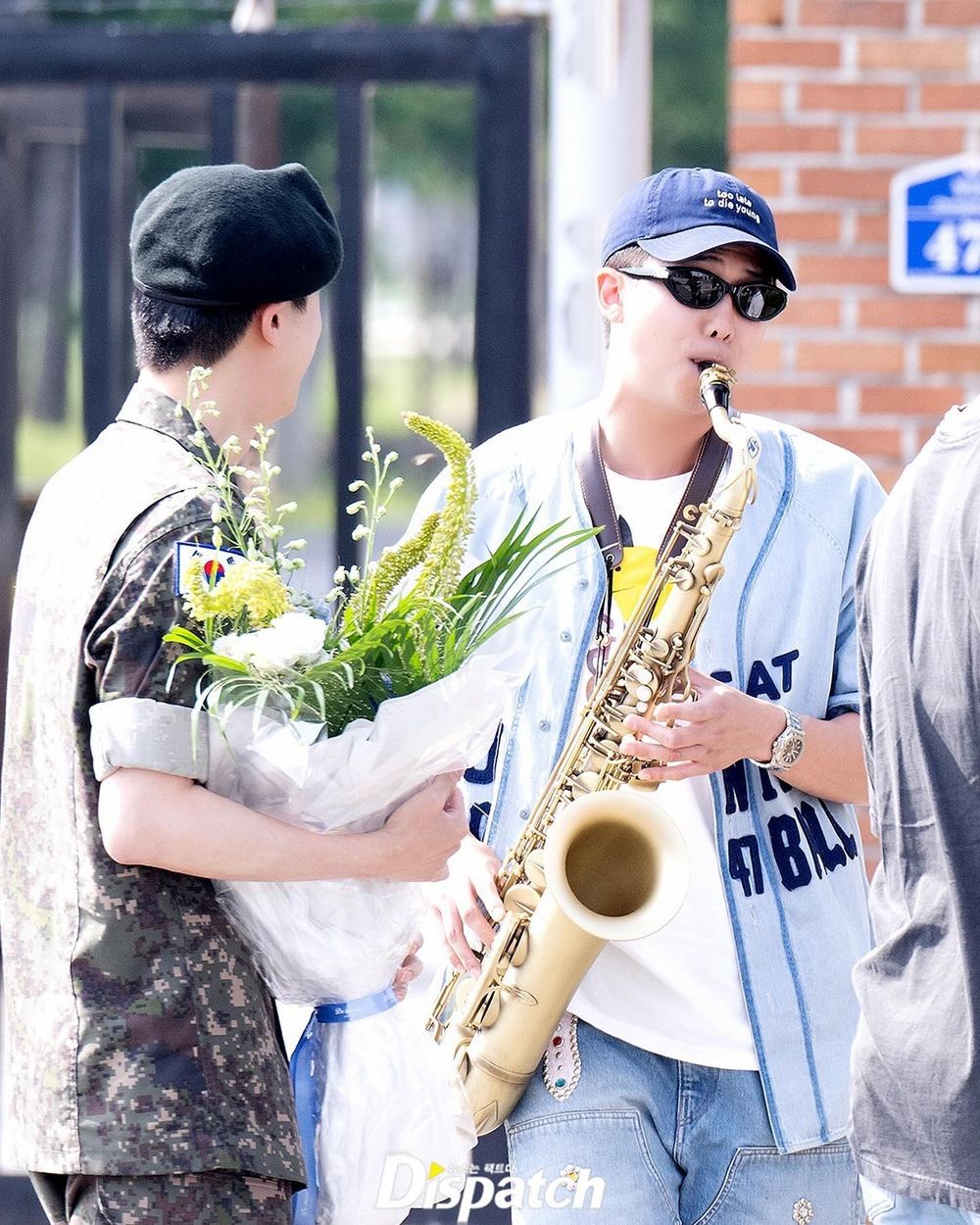 防彈Jin終於退伍了！隊長RM吹薩克斯風慶祝，睽違1年半BTS全員7人終於合體！-8