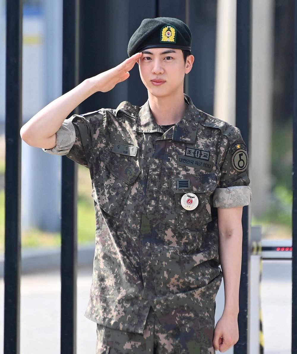 防彈Jin終於退伍了！隊長RM吹薩克斯風慶祝，睽違1年半BTS全員7人終於合體！-11