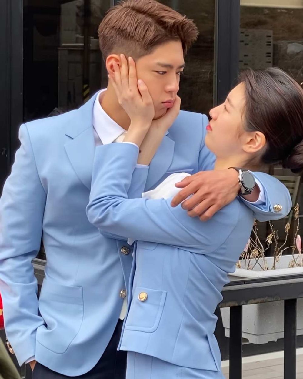 在一起了啦～朴寶劍、秀智宣傳電影「CP情侶裝」大放閃！竟連衣服品牌都要一樣！-7