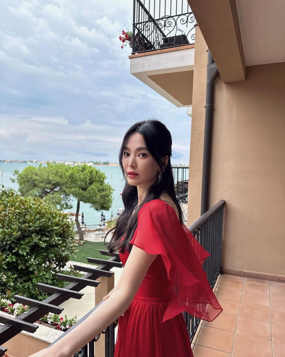 不可能42歲長這樣！宋慧喬Chaumet威尼斯活動「不科學側臉」美的雲淡風輕！-8