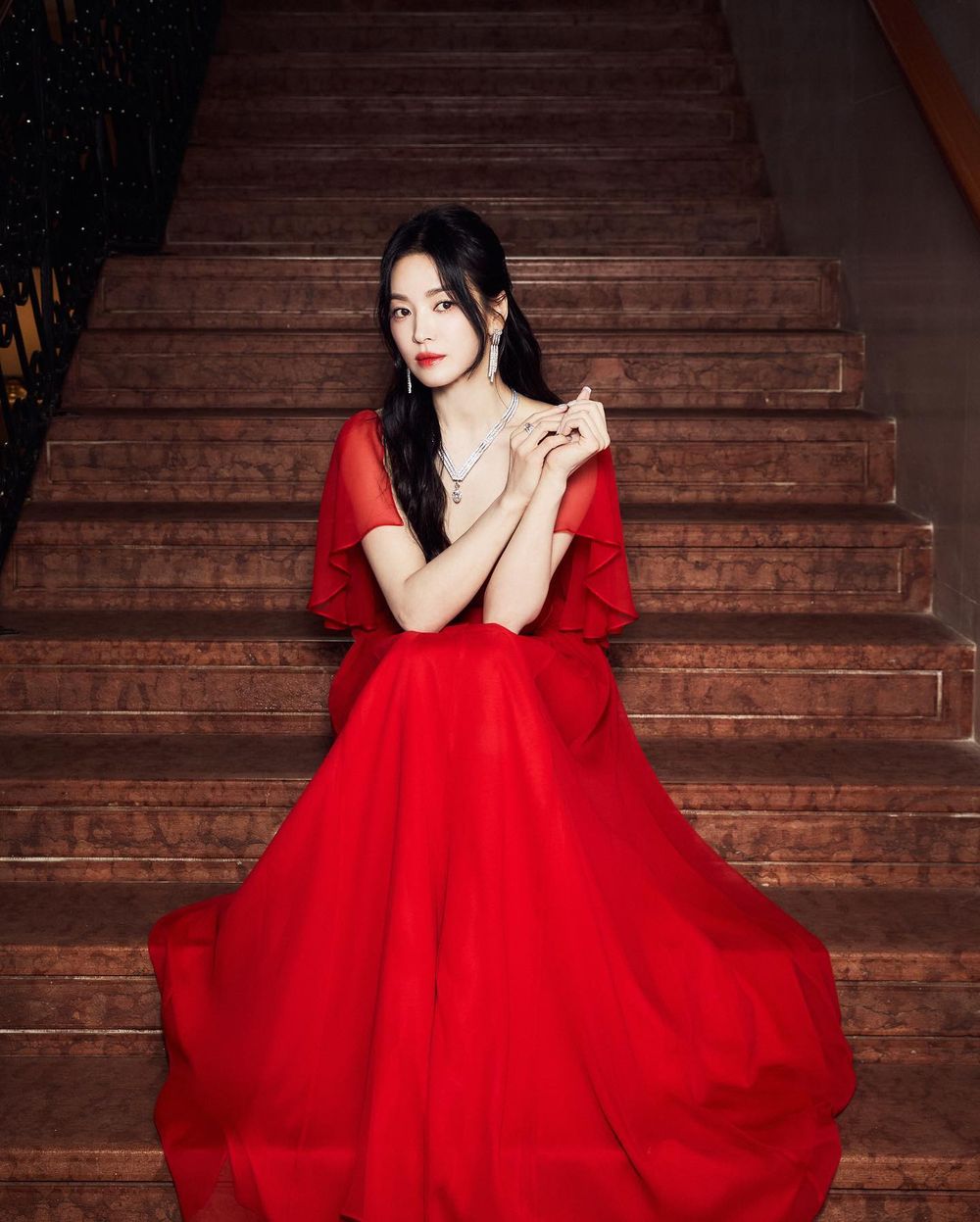 彩妝師親授方圓臉顯瘦技巧！宋慧喬緊緻輪廓、金智媛立體鼻梁造山術...，大餅臉立刻小一半！-7