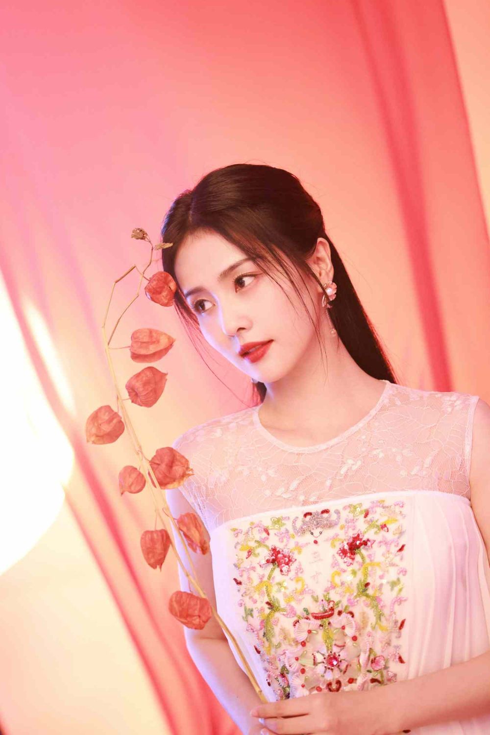 金主爸爸都愛她！白鹿歷年美妝代言盤點，被封品牌忠誠度最高陸劇小花、躍升陸娛代言費前十大藝人！-6