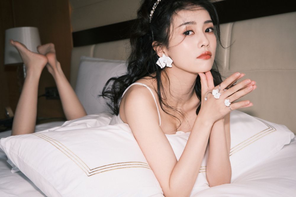 金主爸爸都愛她！白鹿歷年美妝代言盤點，被封品牌忠誠度最高陸劇小花、躍升陸娛代言費前十大藝人！-11