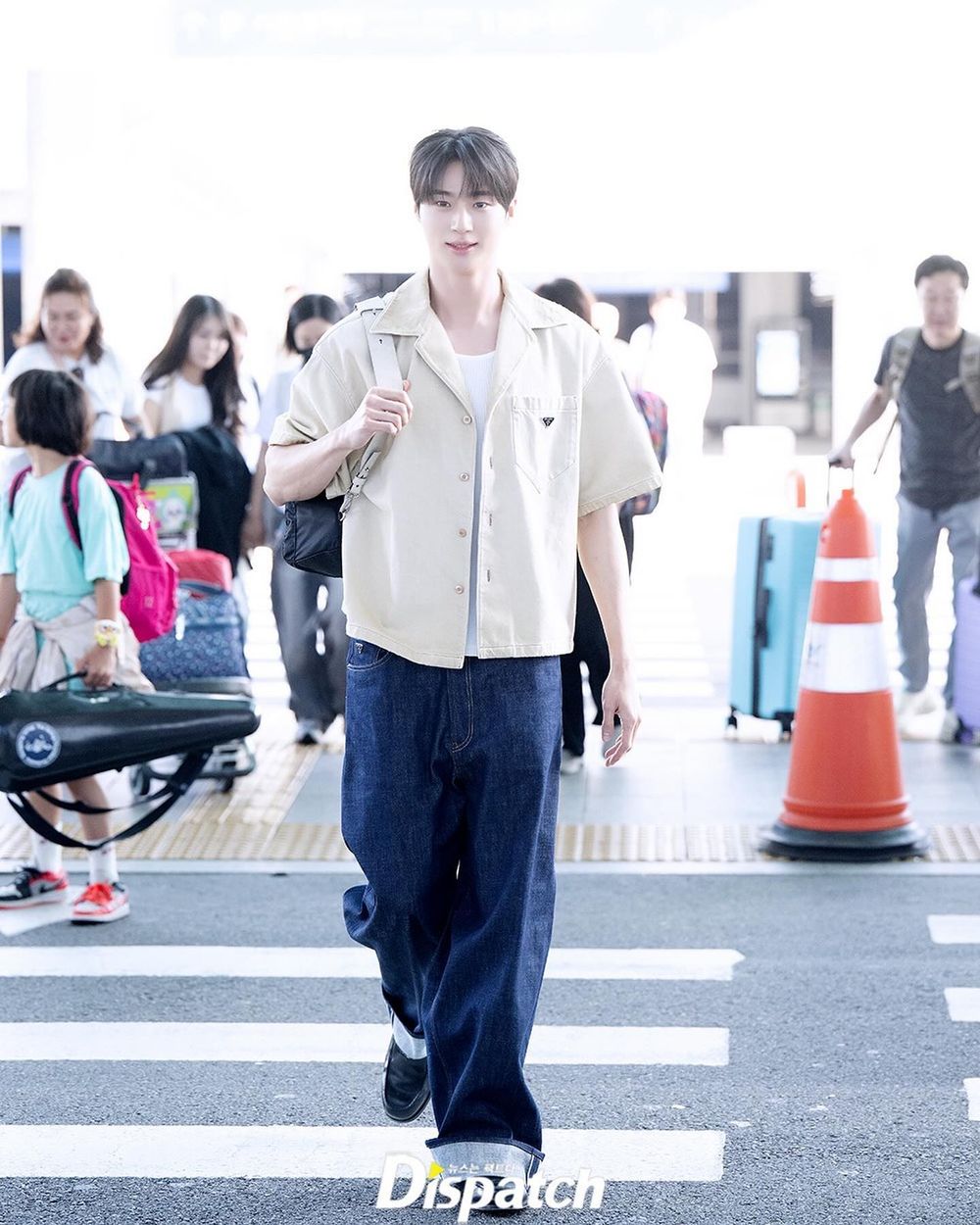 這什麼Prada神仙組合！女王Sana腰臀比誇張美！NCT在玹、邊佑錫也會去時裝周？！-2