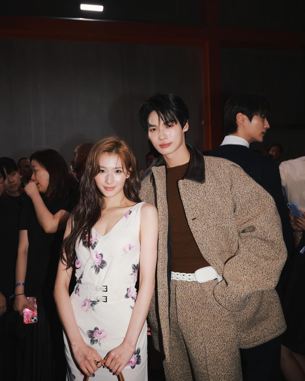 Prada大秀頭排名單太狂！邊佑錫坐Sana旁邊、NCT在玹內褲外露性感到要人命！-1