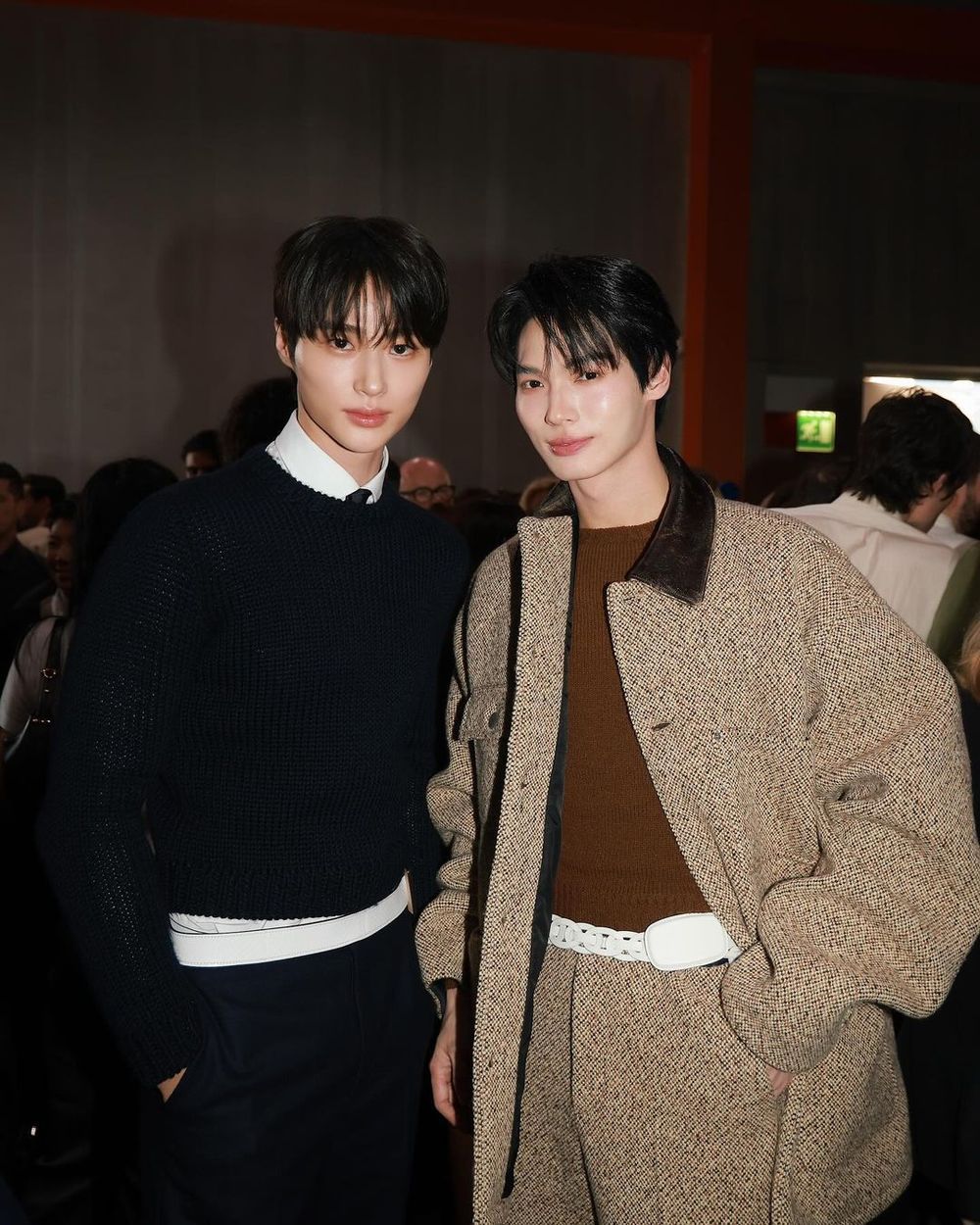 Prada大秀頭排名單太狂！邊佑錫坐Sana旁邊、NCT在玹內褲外露性感到要人命！-6