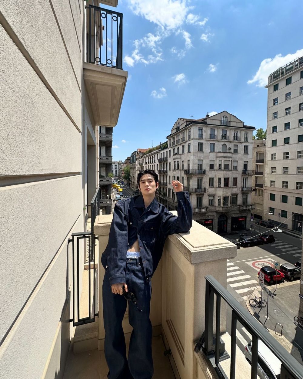 Prada大秀頭排名單太狂！邊佑錫坐Sana旁邊、NCT在玹內褲外露性感到要人命！-7