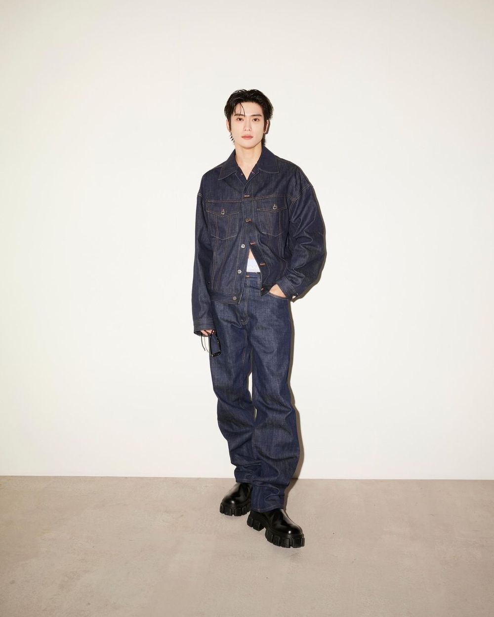 Prada大秀頭排名單太狂！邊佑錫坐Sana旁邊、NCT在玹內褲外露性感到要人命！-9