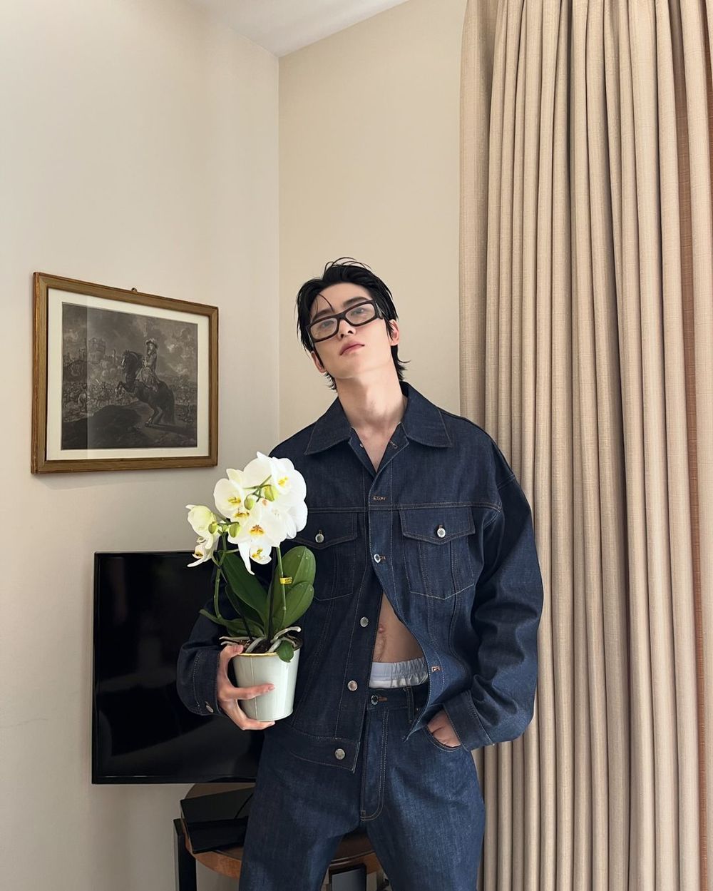 Prada大秀頭排名單太狂！邊佑錫坐Sana旁邊、NCT在玹內褲外露性感到要人命！-8