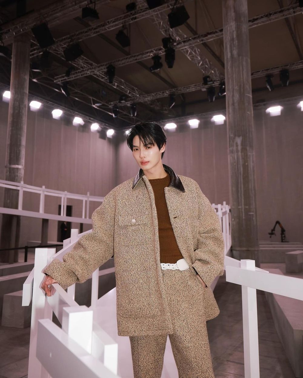 Prada大秀頭排名單太狂！邊佑錫坐Sana旁邊、NCT在玹內褲外露性感到要人命！-11