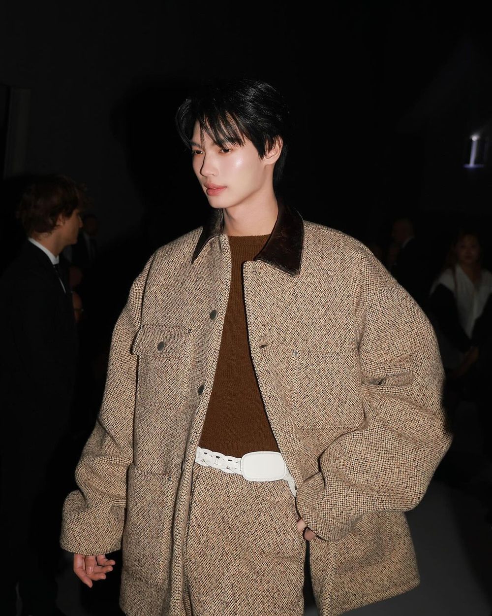 Prada大秀頭排名單太狂！邊佑錫坐Sana旁邊、NCT在玹內褲外露性感到要人命！-10