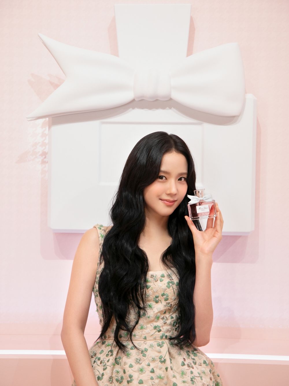 JISOO、娜塔莉波曼女神世紀同框！迪奧Miss Dior特展「東京六本木」，日本最頂流大勢演員都來了！-9