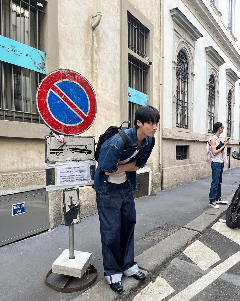 邊佑錫到底想怎樣！最新米蘭街拍照「根本行走男友範本」女友視角、戀愛感超標！-4
