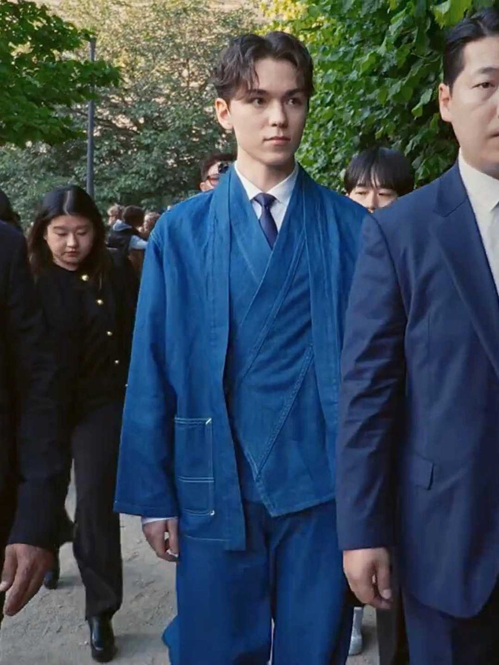 不愧是克拉的寶貝啵！Vernon現身Kenzo大秀、王子美貌輕鬆在G社鏡頭下存活！-3