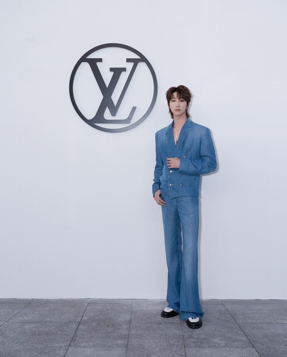 克拉狂喜！SVT徐小八The8時尚資源起飛「新一代LV貴公子」外媒都讚：比例太誇張！-7