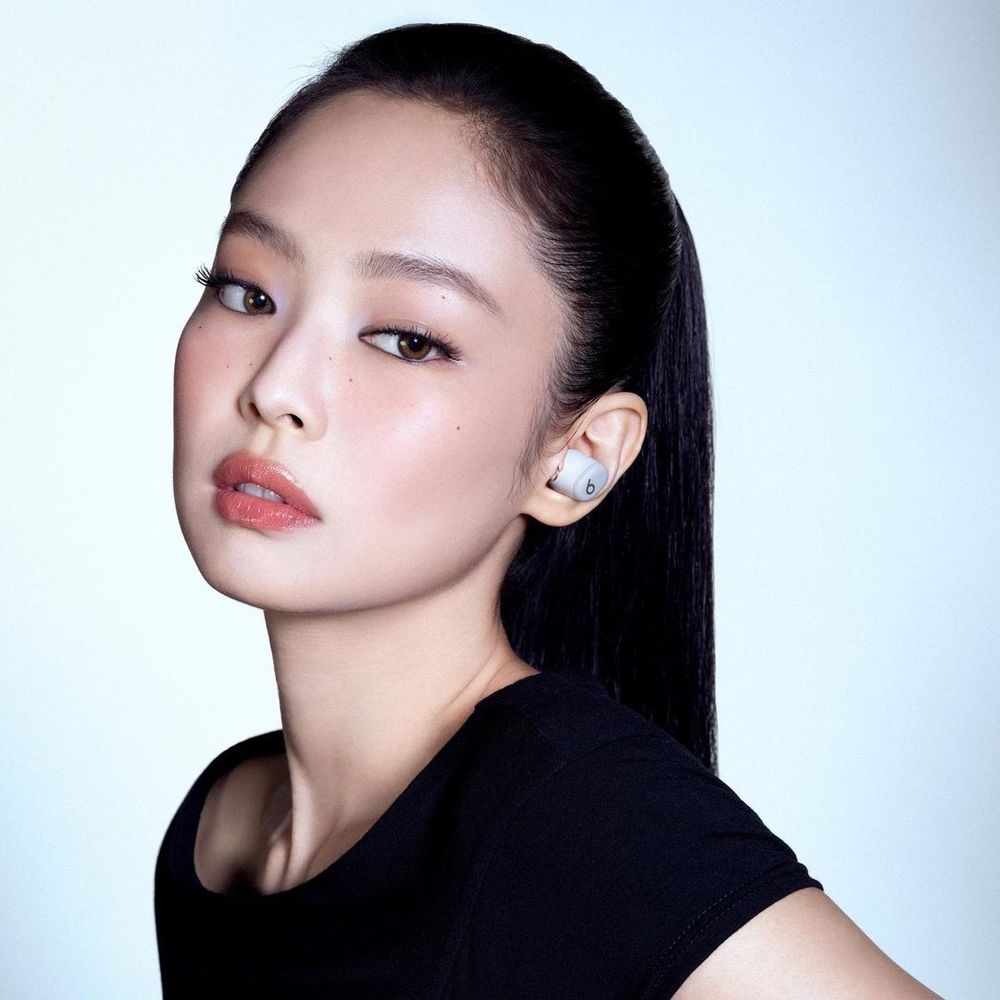 金社長業績超好！Jennie再成為Beats耳機代言人、三色耳機宣傳照美出新高度！-10