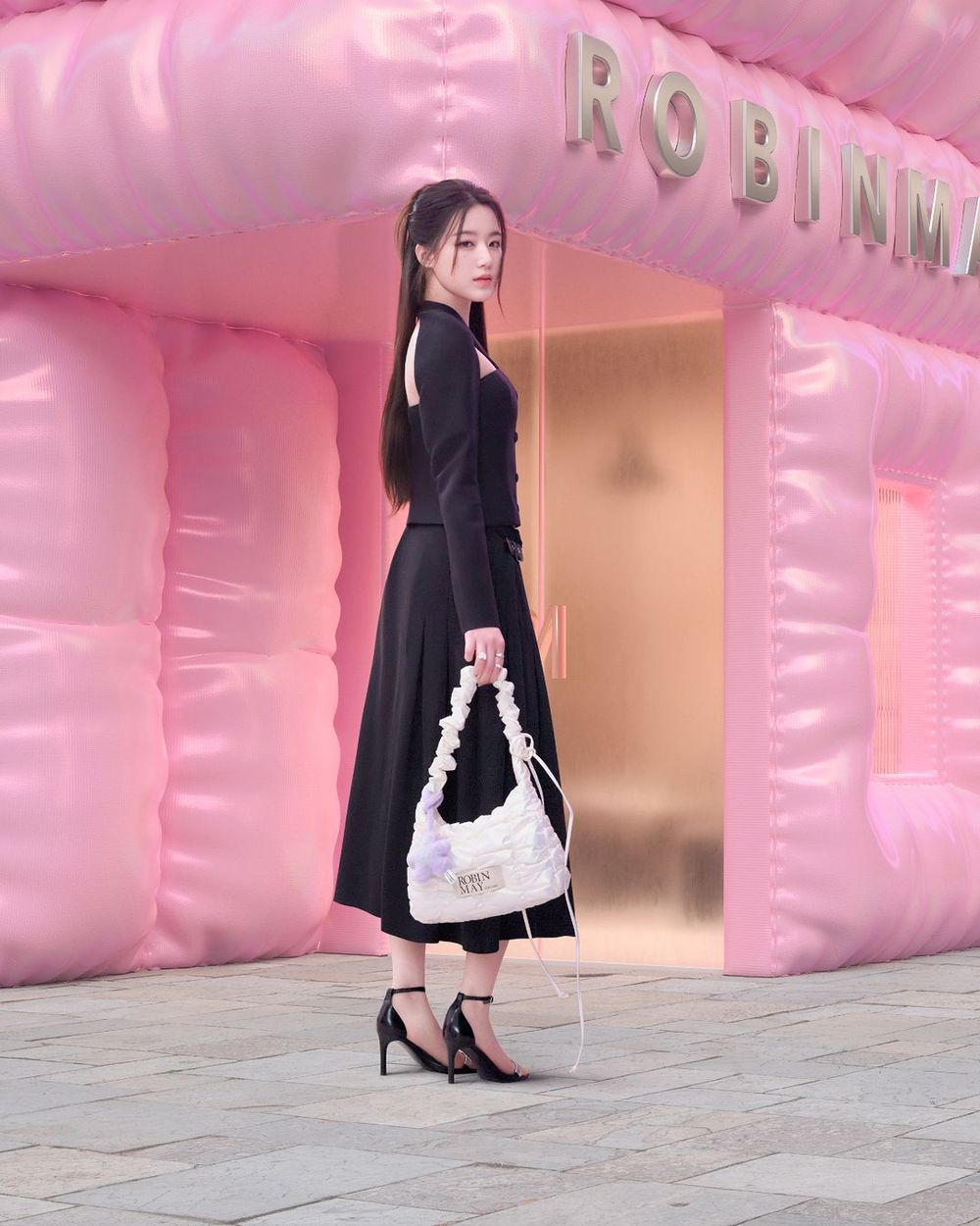 舒華女神光榮返台！現身包包代言活動「嬰兒巴掌臉+鉛筆腿」皮膚白到像打光板！-5