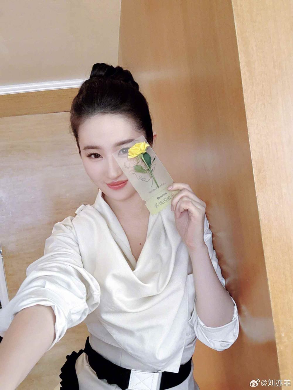 《玫瑰的故事》劉亦菲遇靈魂伴侶霍建華、林一大談姐弟戀，全網認證鬆弛感女神、「神仙姊姊」不是叫假的！-4
