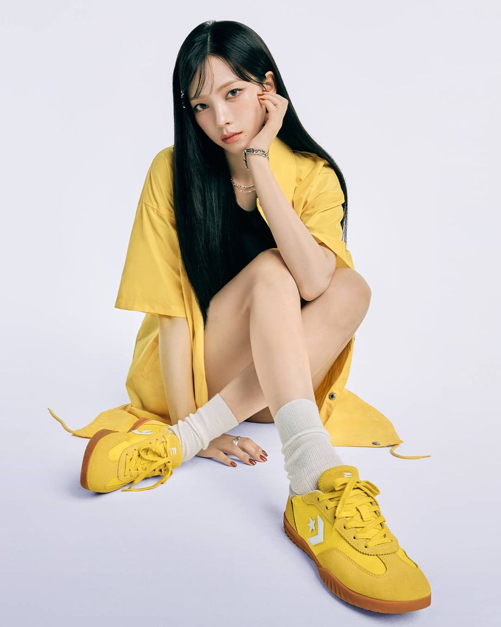 卡寶腿細到誇張！Karina腳上那雙Converse「小流星球鞋」我買定了！ -11