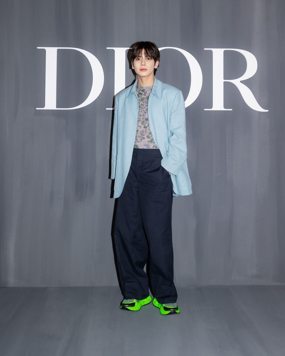 Dior公子們到巴黎出差啦！車銀優穿短褲照樣帥、TXT王子氣場大到以為在演韓劇！-4