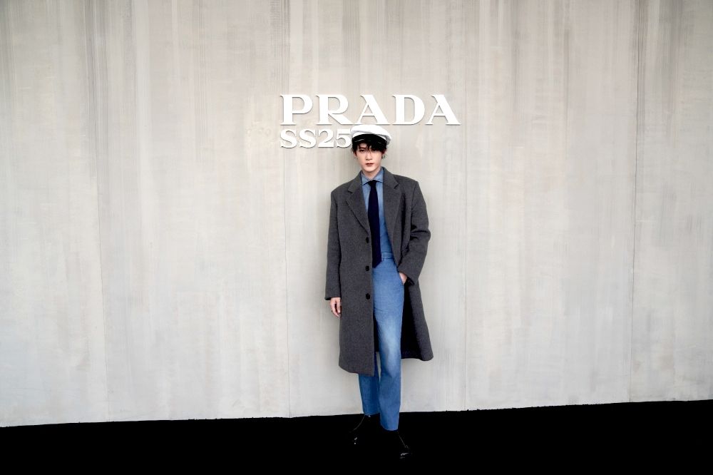 檀健次卯足全力營業！PRADA大秀「連換4套衣服」大長腿、側臉帥到撼動米蘭！-12