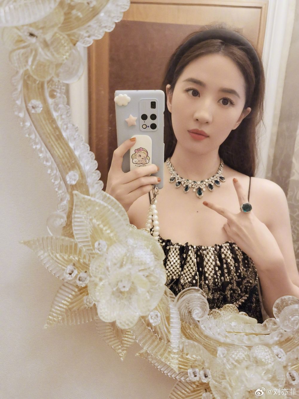 從小美到大《玫瑰的故事》劉亦菲，36歲不追求幼態、骨感瘦，不用力的美、照樣活出仙氣感！-12