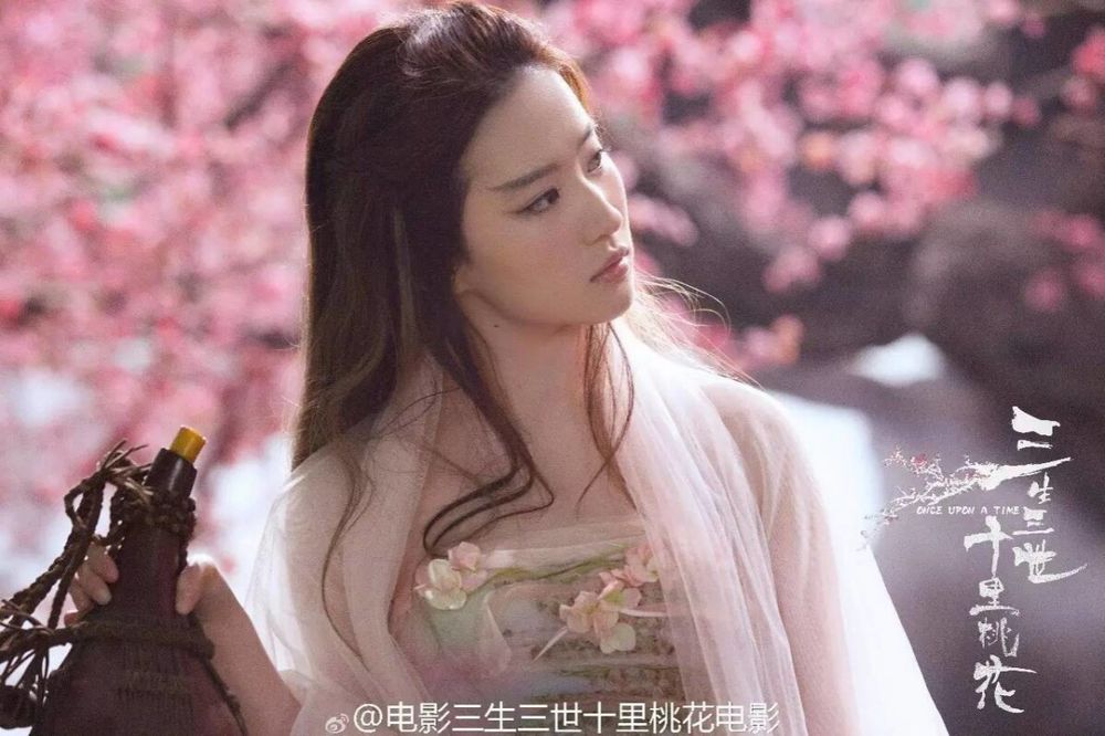 從小美到大《玫瑰的故事》劉亦菲，36歲不追求幼態、骨感瘦，不用力的美、照樣活出仙氣感！-14