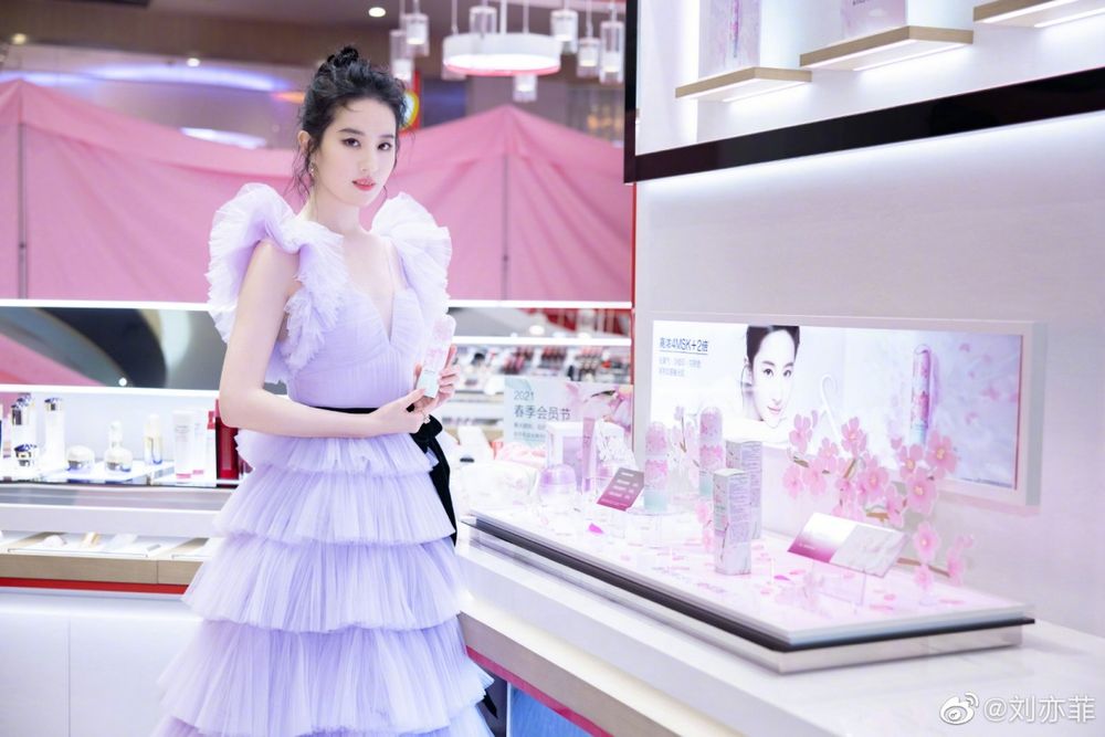 從小美到大《玫瑰的故事》劉亦菲，36歲不追求幼態、骨感瘦，不用力的美、照樣活出仙氣感！-16