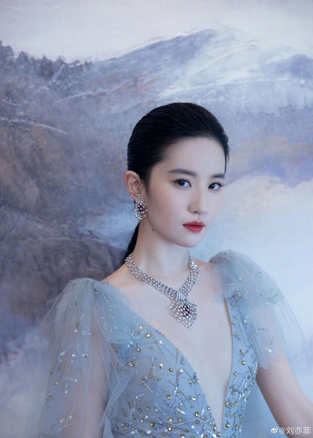 從小美到大《玫瑰的故事》劉亦菲，36歲不追求幼態、骨感瘦，不用力的美、照樣活出仙氣感！-17