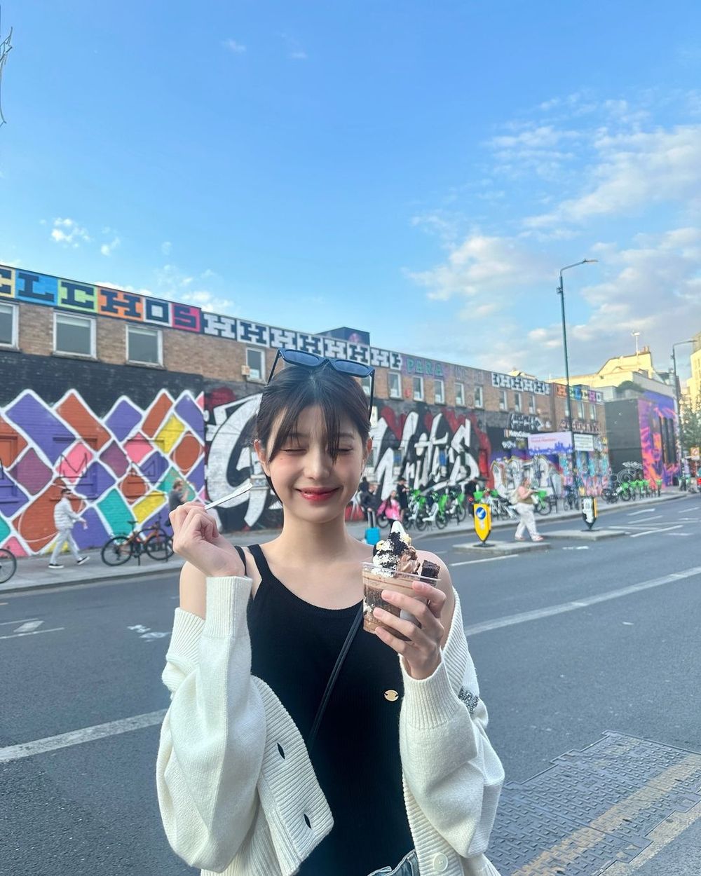 張員瑛去倫敦度假～媽媽視角美照「穿全身MiuMiu」網嘆：這比例真是人間芭比！-6