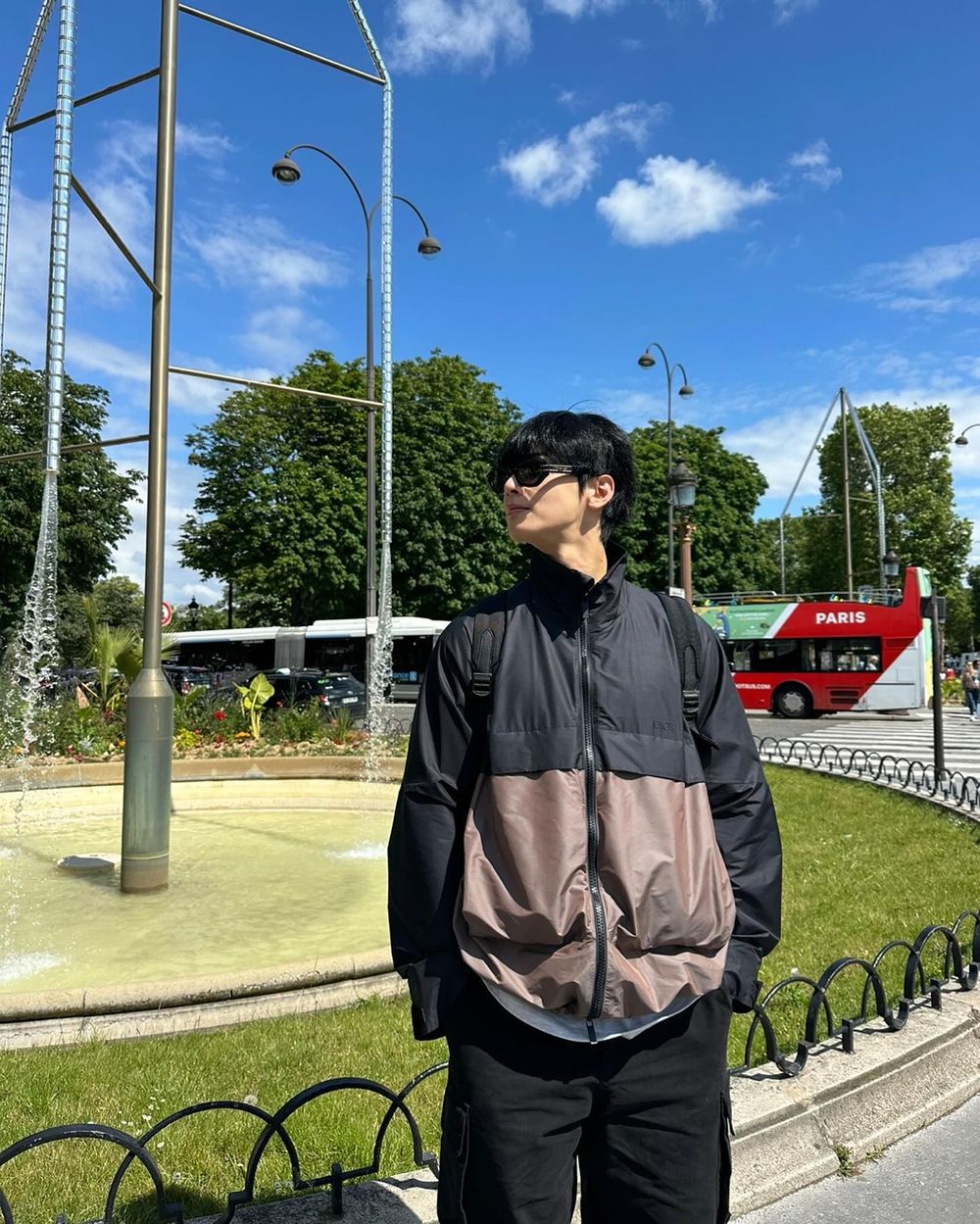 車銀優「上下班反差」太可愛！Dior秀場冷酷美男、下班開心跳舞～網笑：是上班症候群？-8