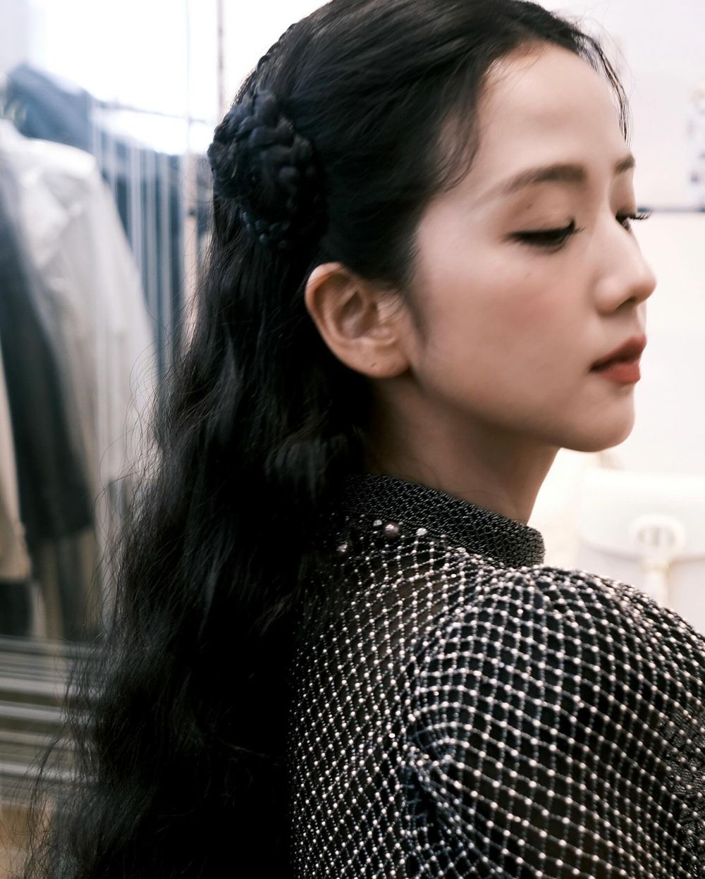 JISOO狂發18張照片「Dior公主看秀日記」不科學美顏、女爵造型征服巴黎！-2