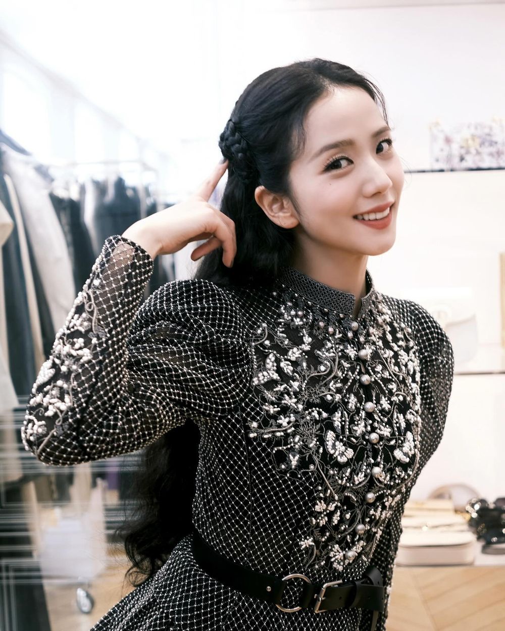 JISOO狂發18張照片「Dior公主看秀日記」不科學美顏、女爵造型征服巴黎！-7