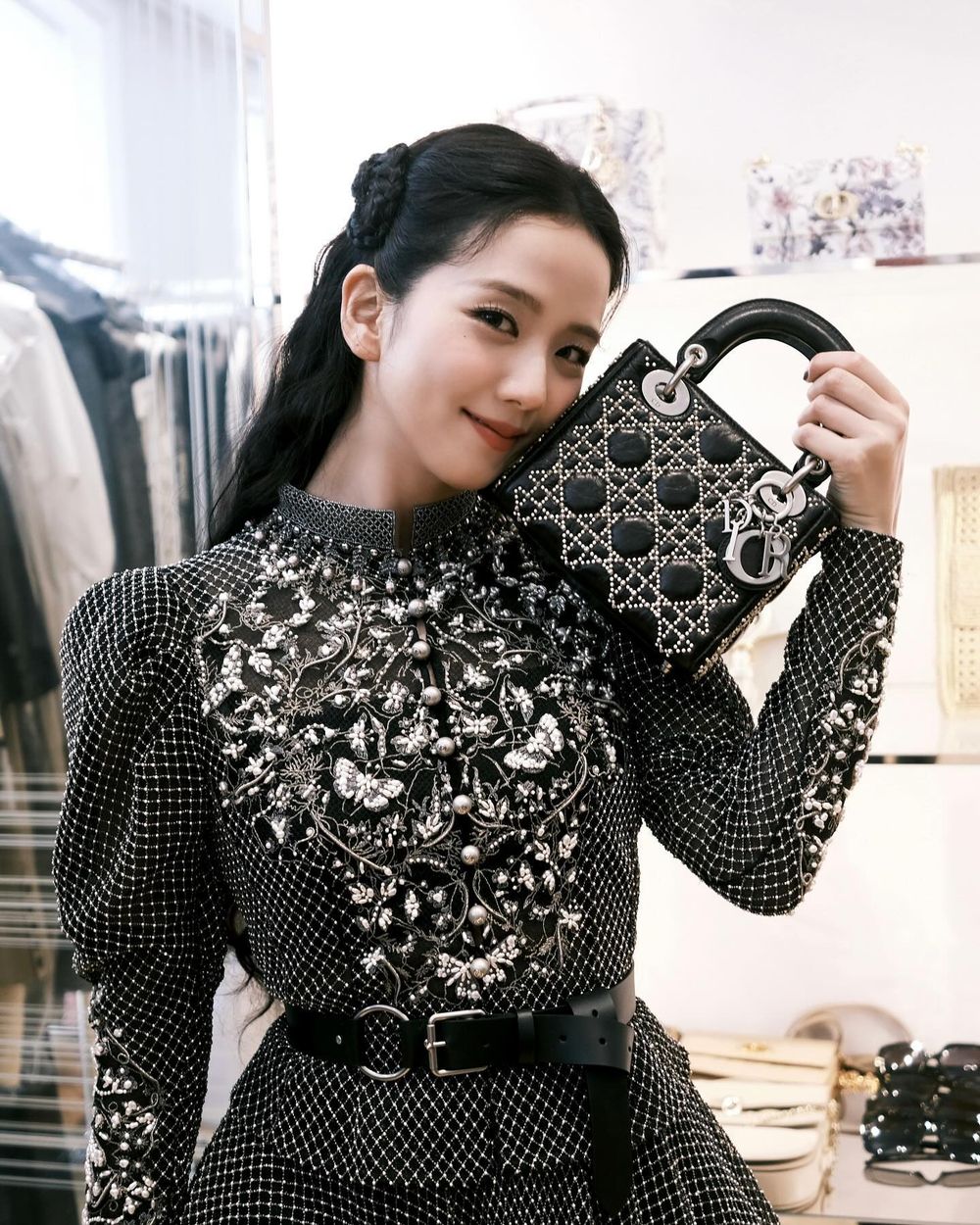 JISOO狂發18張照片「Dior公主看秀日記」不科學美顏、女爵造型征服巴黎！-5