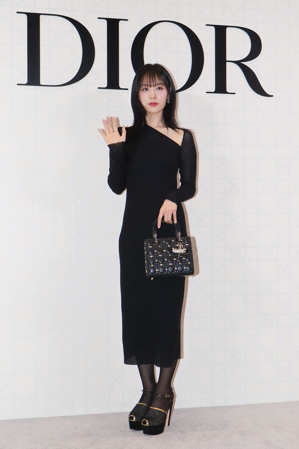 金智媛本人超美！淚之女王現身Dior精品店「一點贅肉都沒有」腰臀比超不科學！-3