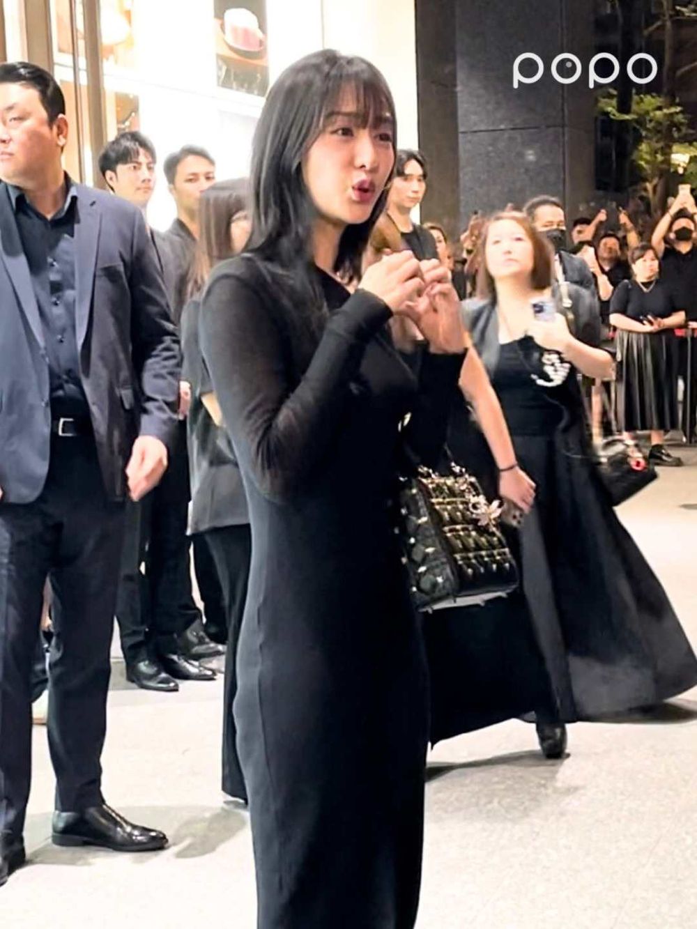 金智媛本人超美！淚之女王現身Dior精品店「一點贅肉都沒有」腰臀比超不科學！-8