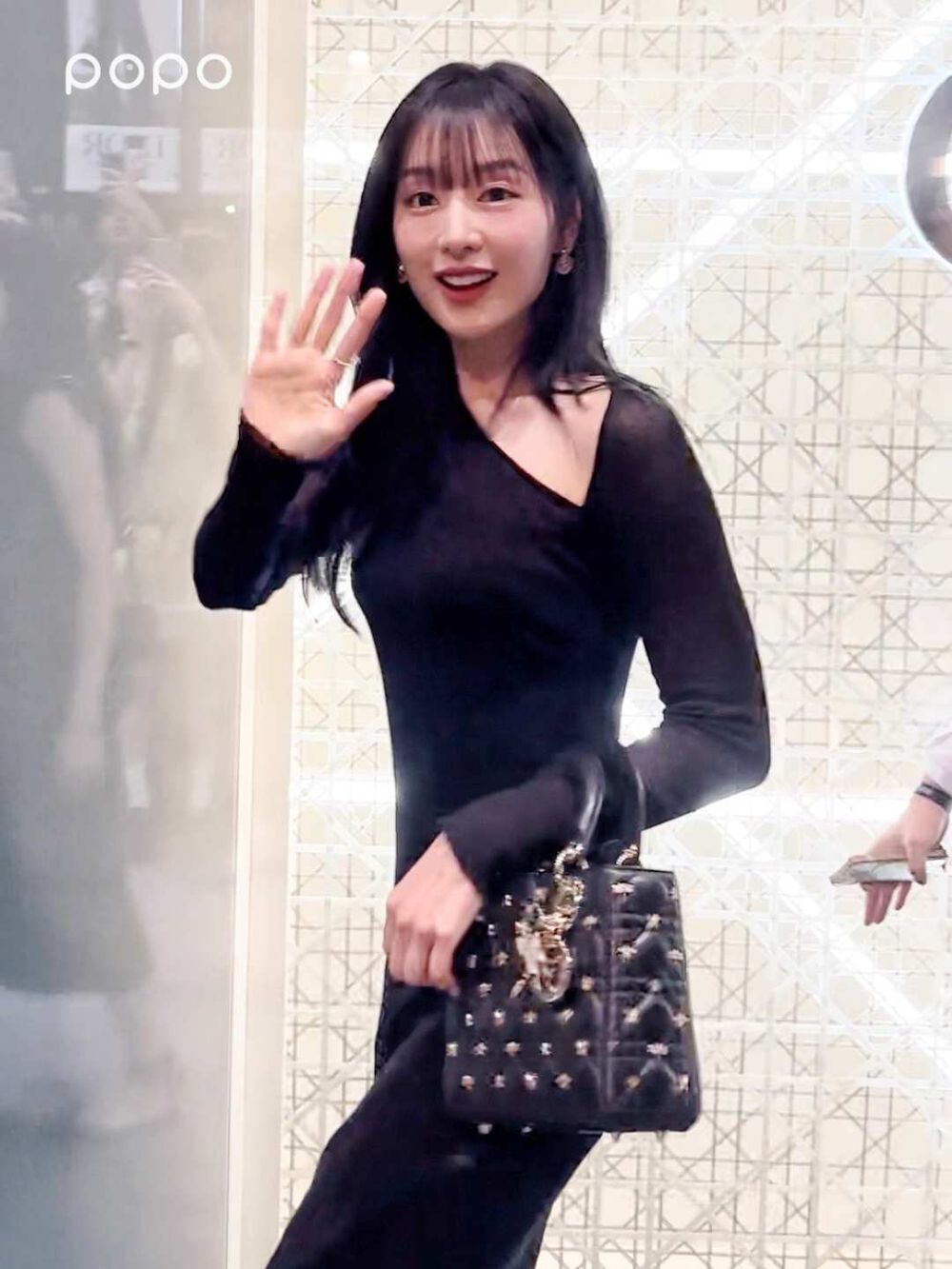 金智媛本人超美！淚之女王現身Dior精品店「一點贅肉都沒有」腰臀比超不科學！-6