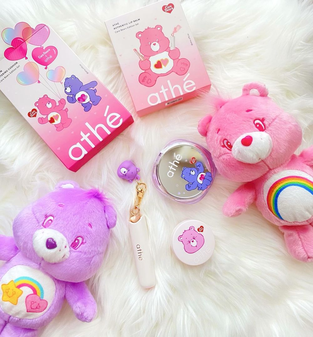 Care Bears狙擊心臟！韓國athé最萌限定聯名彩妝，寶寶氣墊、熊吊飾潤唇膏，日本代購狂爆單！-2