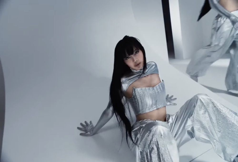Lisa單飛後首回歸！全新單曲〈Rockstar〉MV惹抄襲爭議，新歌狼尾廢土造型評價兩極！-7