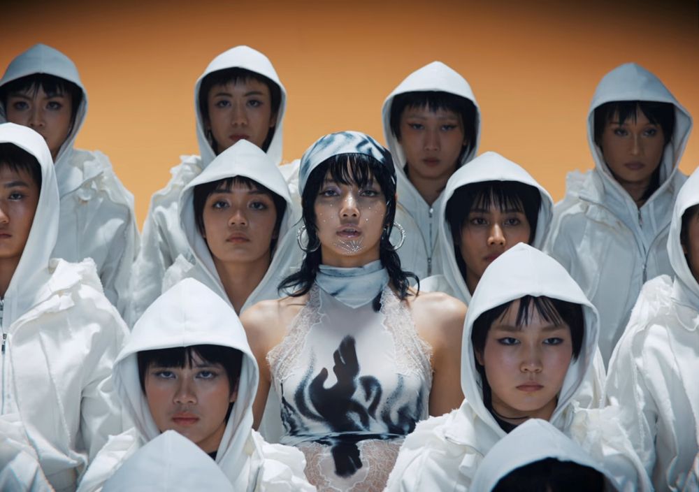 Lisa單飛後首回歸！全新單曲〈Rockstar〉MV惹抄襲爭議，新歌狼尾廢土造型評價兩極！-8