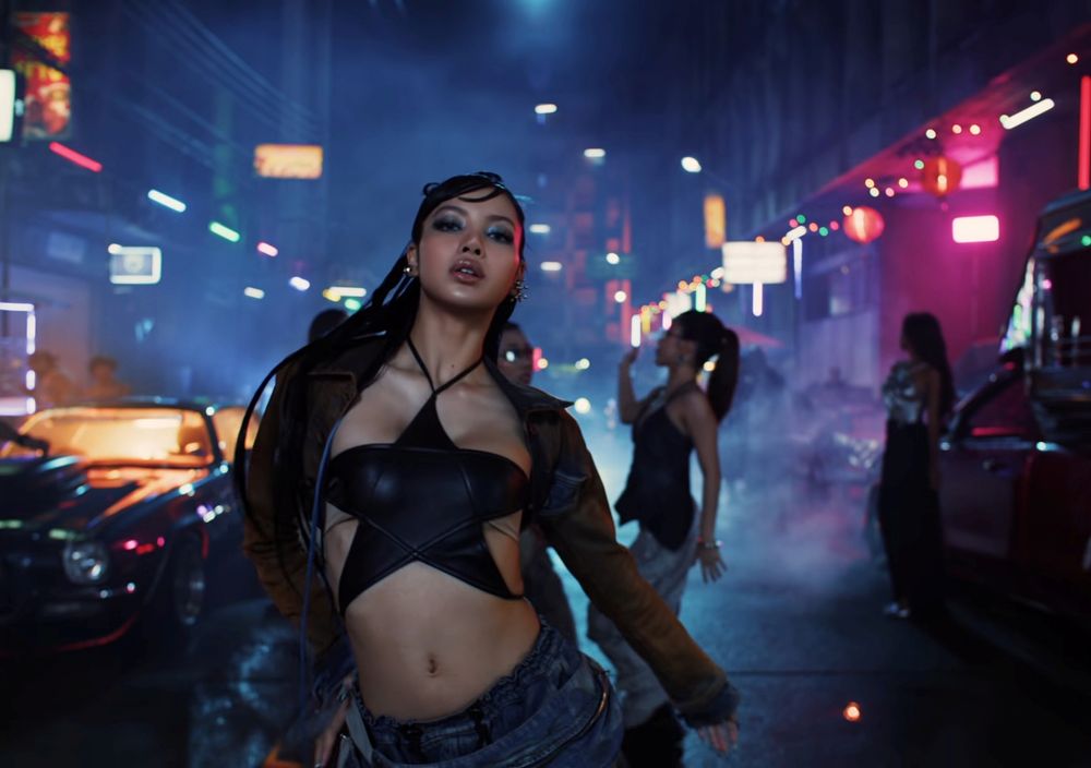 Lisa單飛後首回歸！全新單曲〈Rockstar〉MV惹抄襲爭議，新歌狼尾廢土造型評價兩極！-6