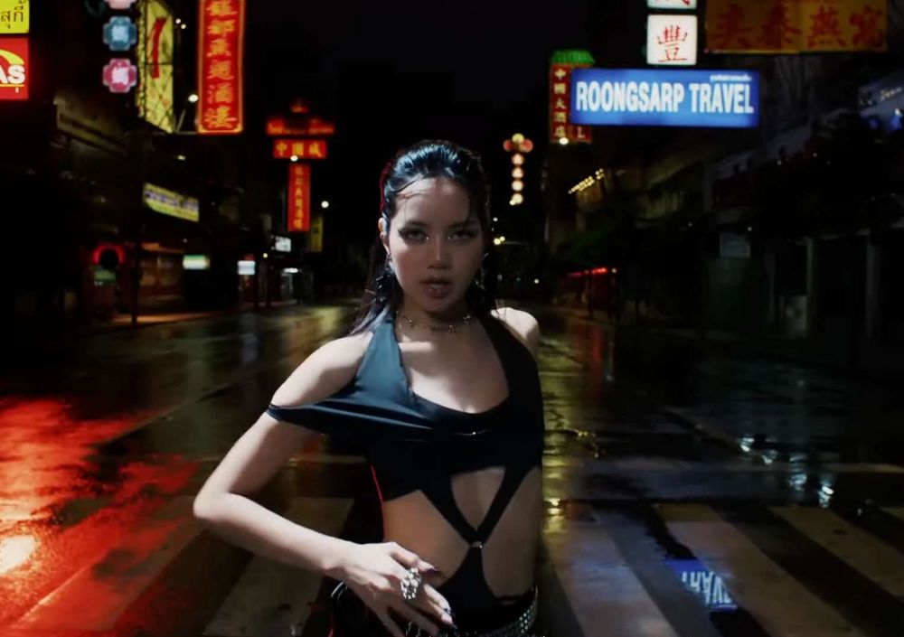Lisa單飛後首回歸！全新單曲〈Rockstar〉MV惹抄襲爭議，新歌狼尾廢土造型評價兩極！-5